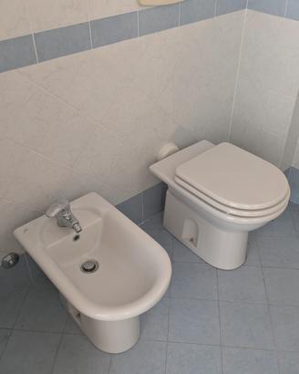Coppia di sanitari a terra