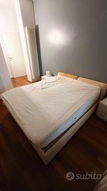 Letto matrimoniale beige inclusi materasso e rete