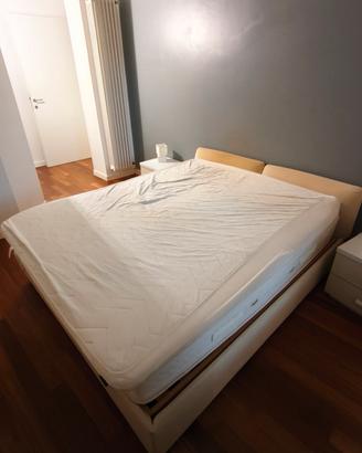 Letto matrimoniale beige inclusi materasso e rete