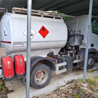 Camion cisterna con contalitri per carburanti