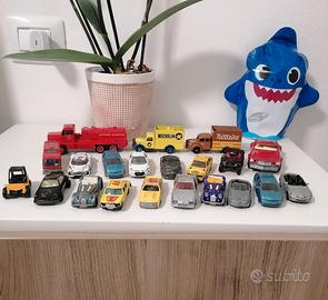 Lotto 21 macchinine varie marche 