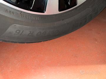 vend 4 cerchi e gomme mercedes classe b 2022