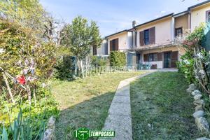 VILLA A SCHIERA RISTRUTTURATA, CON PANNELLI SOLARI