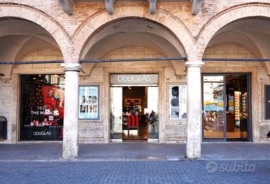 Negozio in piazza del Popolo n.26 Ascoli-Piceno