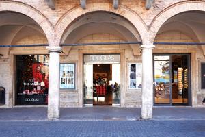 Negozio in piazza del Popolo n.26 Ascoli-Piceno