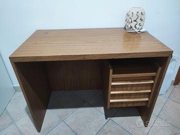 scrivania in legno con cassetti