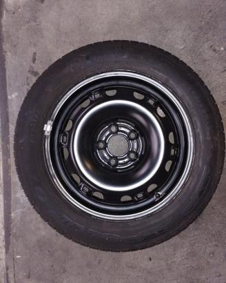 Due gomme DUNLOP con cerchi 185/60/15 84 H