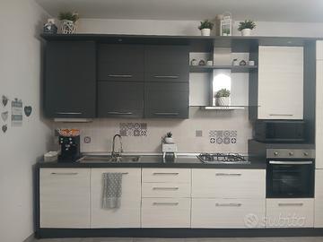 cucina lineare colore grigio e bianco venato 