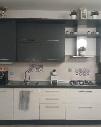 cucina lineare colore grigio e bianco venato 