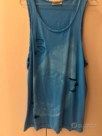 Canottiera blu con squalo