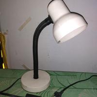 Lampada classica da comodino bianca
