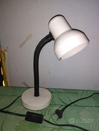 Lampada classica da comodino bianca