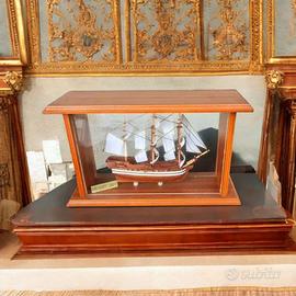 Modellino veliero hms victory 1805 in bacheca