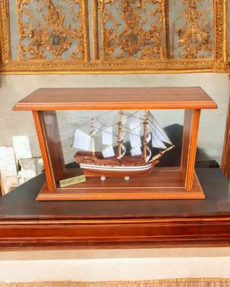 Modellino veliero hms victory 1805 in bacheca