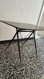 Tavolino vintage con portariviste