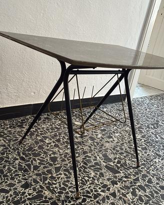 Tavolino vintage con portariviste