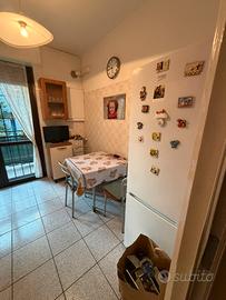 Cucina completa di frigo e tavolo