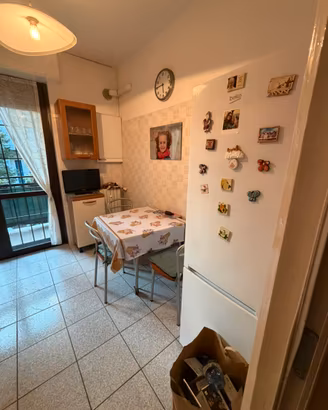 Cucina completa di frigo e tavolo