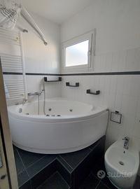 Vasca idromassaggio angolare