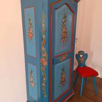 Mobile vintage con sedia abbinata dipinti a mano