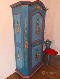 Mobile vintage con sedia abbinata dipinti a mano