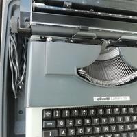 Macchina da scrivere olivetti