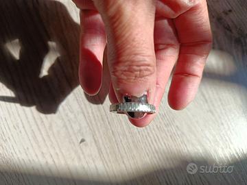 Anello in argento con lavorazione artigianale.