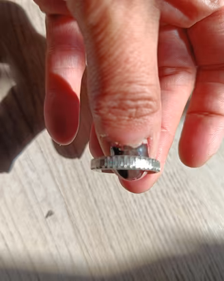 Anello in argento con lavorazione artigianale.