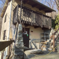 Casetta di montagna con giardino