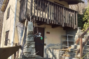 Casetta di montagna con giardino