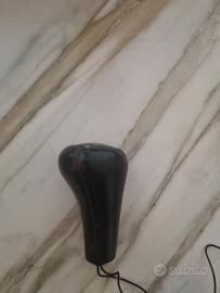 pomello in pelle con illuminazione