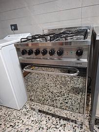 Cucina con 3 fuochi marca Lofra.