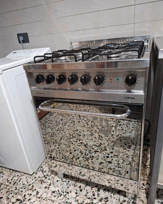 Cucina con 3 fuochi marca Lofra.