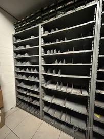 81 SCAFFALI IN FERRO COMPLETI PER MAGAZZINO