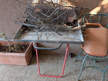 Barbecue di varie misure con griglie