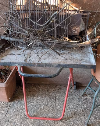 Barbecue di varie misure con griglie