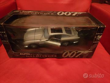 Modellino è la celebre Aston Martin DB5 di James B