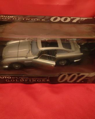 Modellino è la celebre Aston Martin DB5 di James B