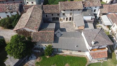 CASA DI CORTE A MERETO DI TOMBA