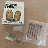 Orologio analogico che si alimenta con le patate