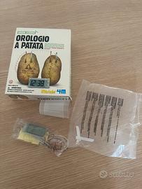 Orologio analogico che si alimenta con le patate