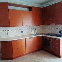 Cucina completa di elettrodomestici in legno color