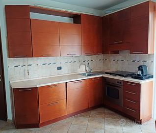 Cucina completa di elettrodomestici in legno color