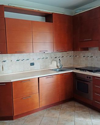 Cucina completa di elettrodomestici in legno color