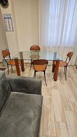 Tavolo di cristallo con sedie in cuoio 