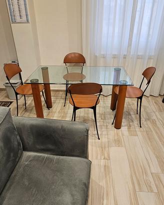 Tavolo di cristallo con sedie in cuoio 