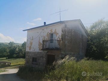 Casa in campagna e vecchio rudere