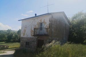 Casa in campagna e vecchio rudere