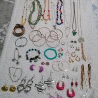 Lotto bigiotteria (41 pezzi) + sfera di latta