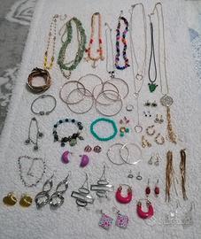 Lotto bigiotteria (41 pezzi) + sfera di latta